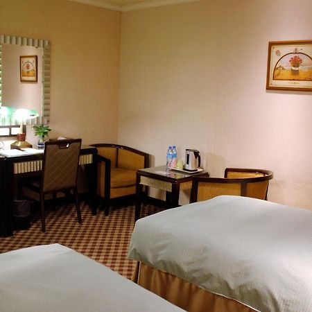 Astar Hotel Taipei Bagian luar foto
