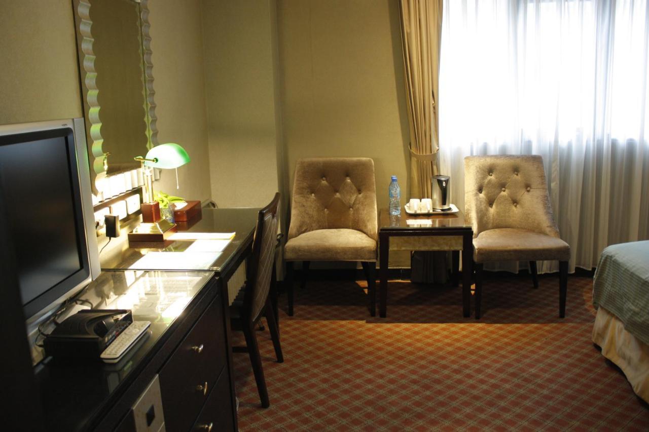 Astar Hotel Taipei Bagian luar foto